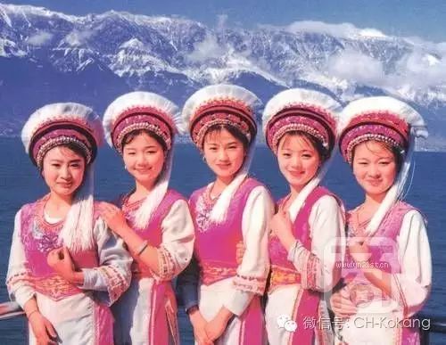 大理古城周边，老人选购民族服饰的贴心指南